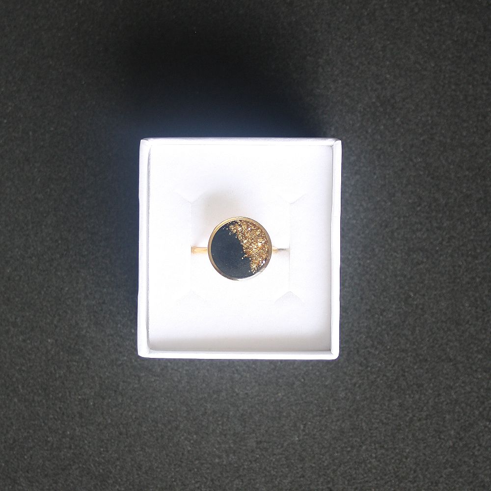 Bague noire et paillettes dorées