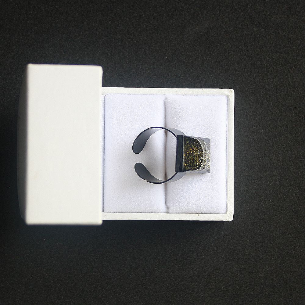 Bague fond noir avec paillettes dorées