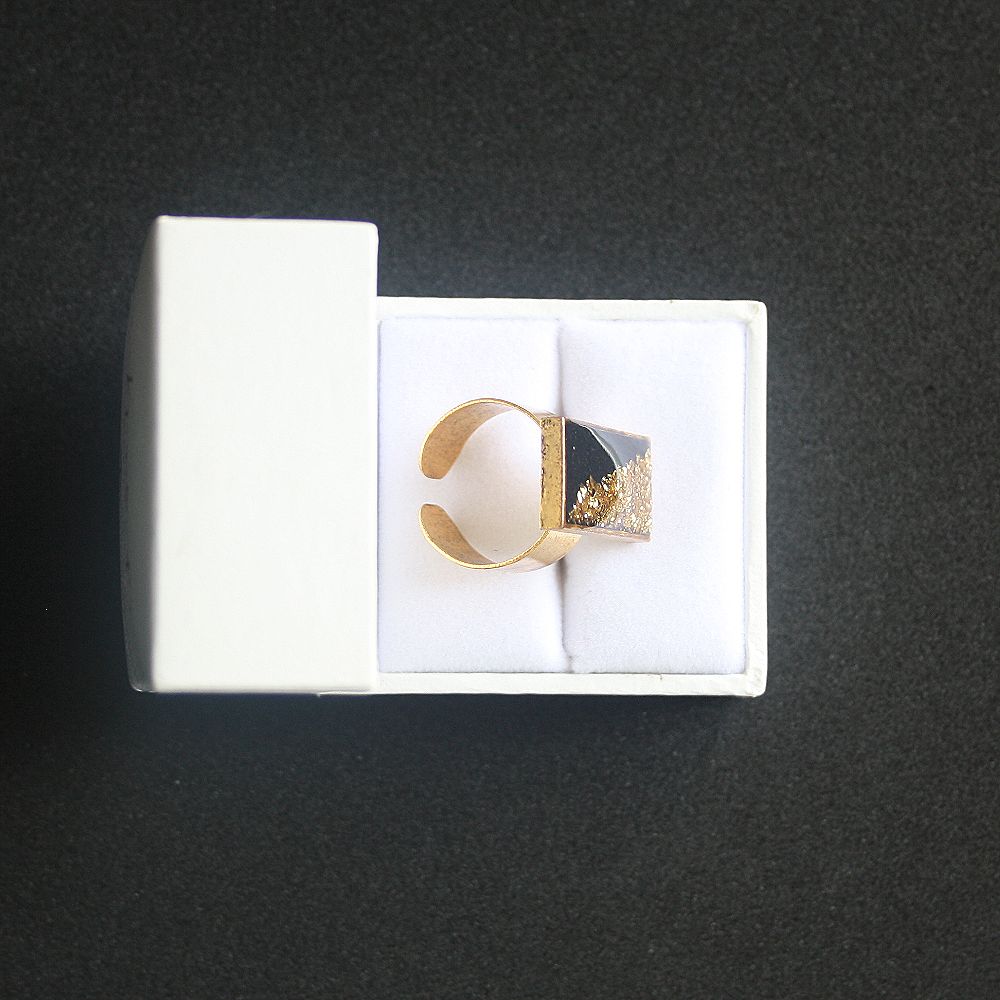 Bague fond noir et pépites dorées
