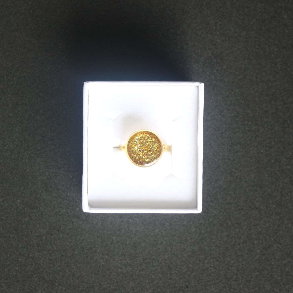 Bague dorée et paillettes