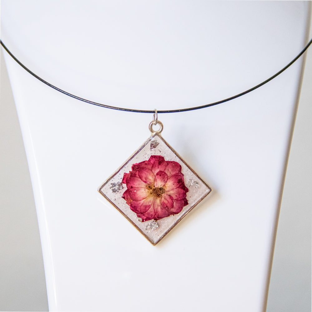 Collier à fleur rouge