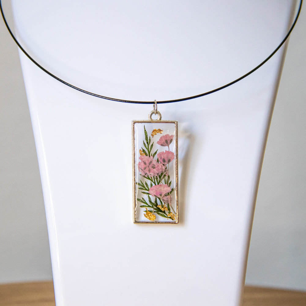 Collier à fleurs rose