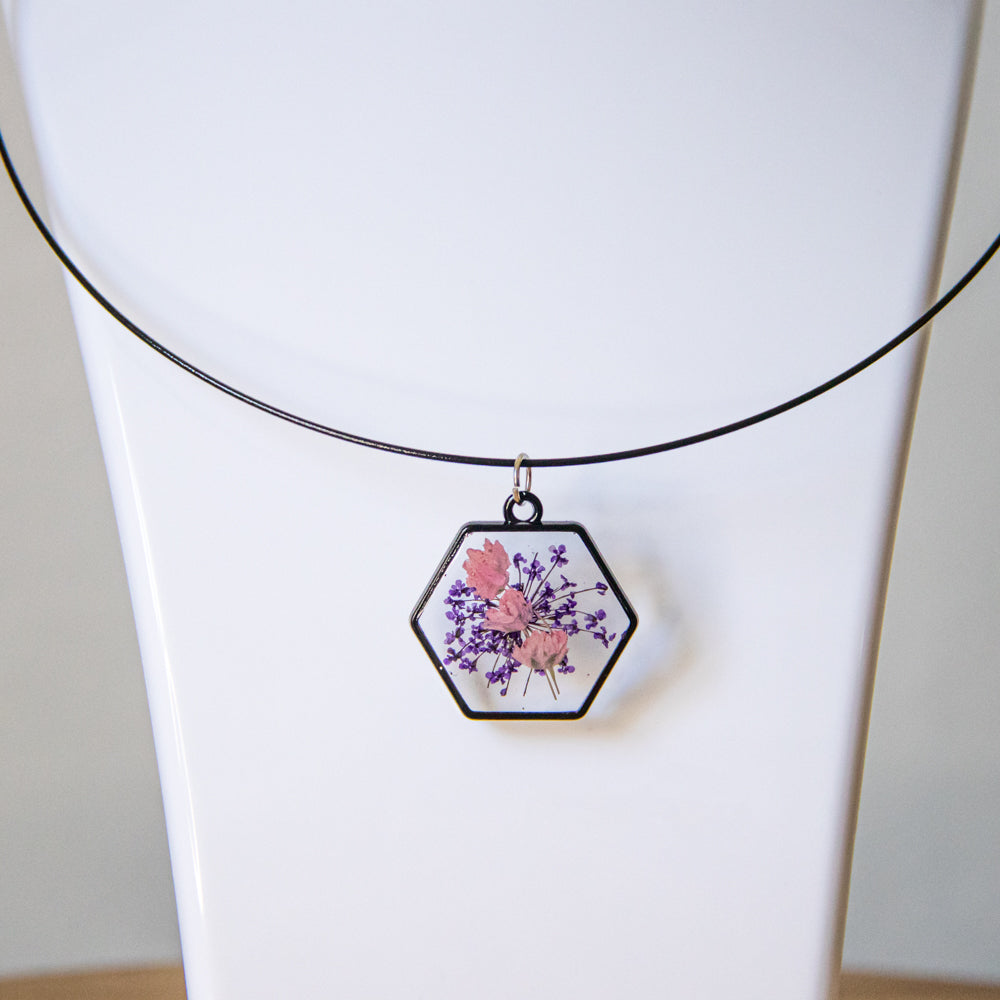 Collier à fleurs rose et violette