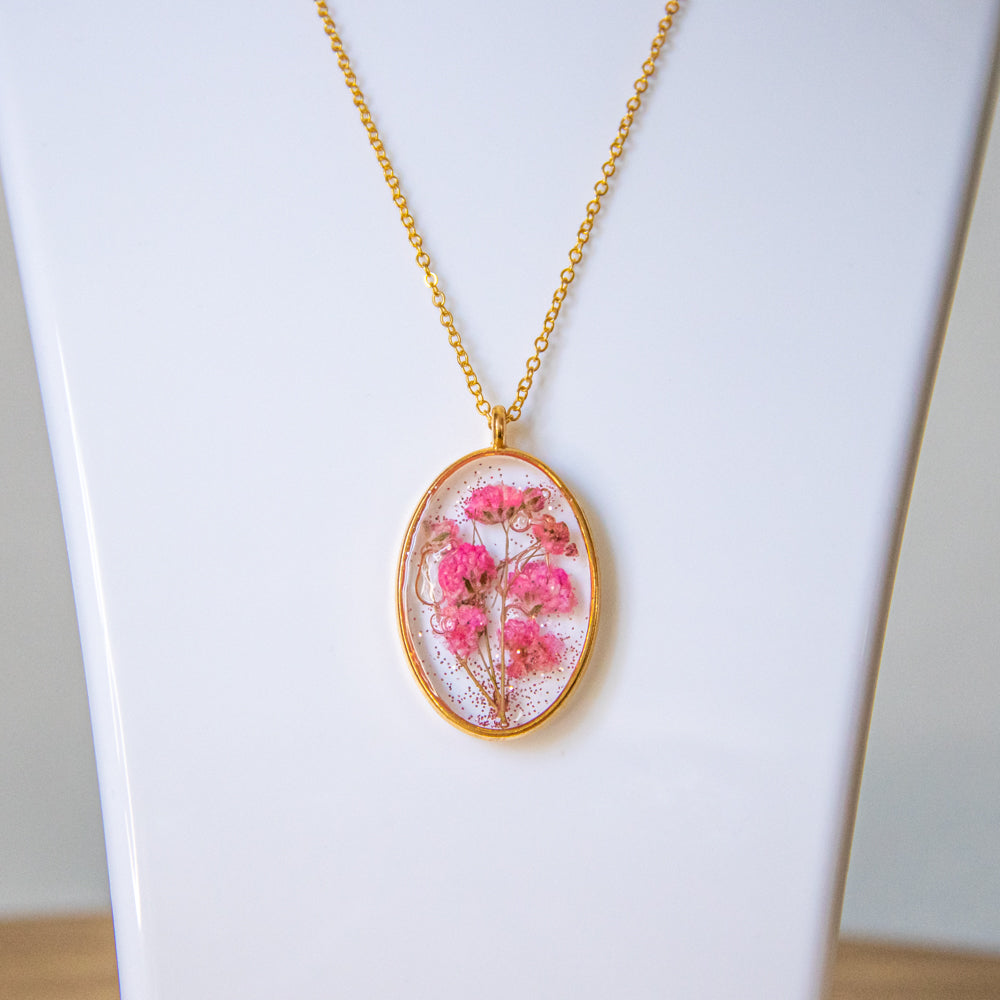 Collier à fleurs rose