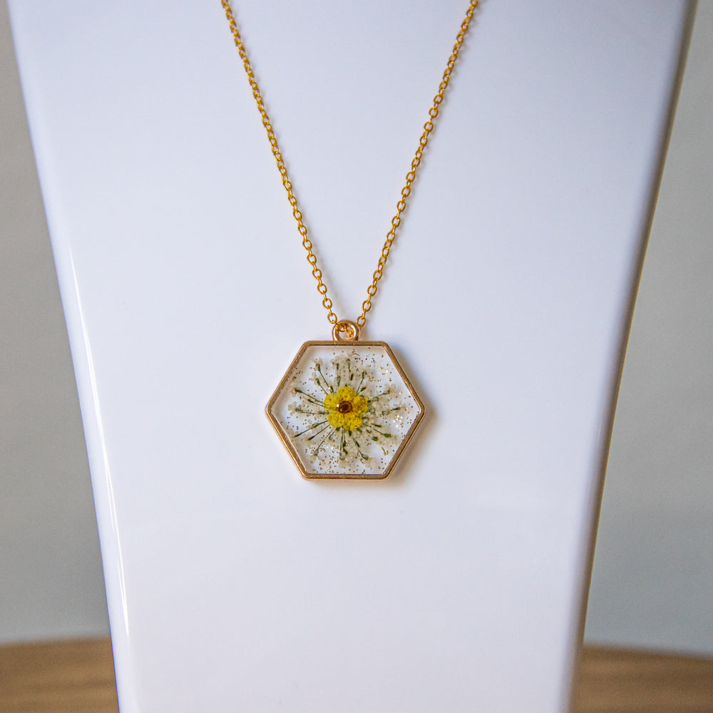 Collier à fleur blanche et jaune