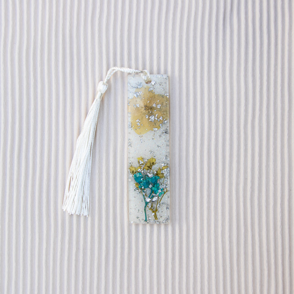 Marque-pages blanc à fleurs et paillettes