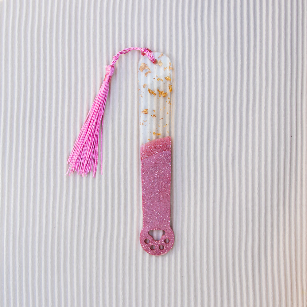 Marque-pages patte de chien rose et feuilles d'or