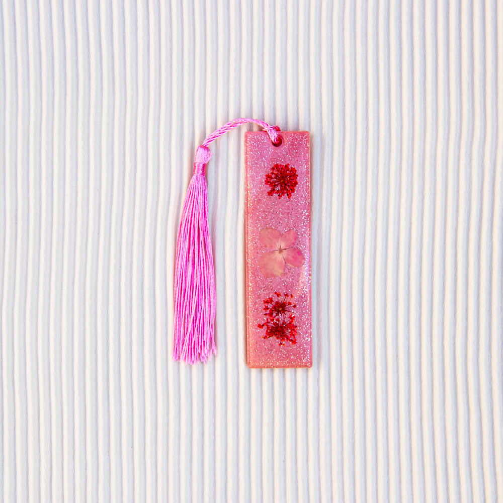 Marque-pages rose à fleurs et paillettes