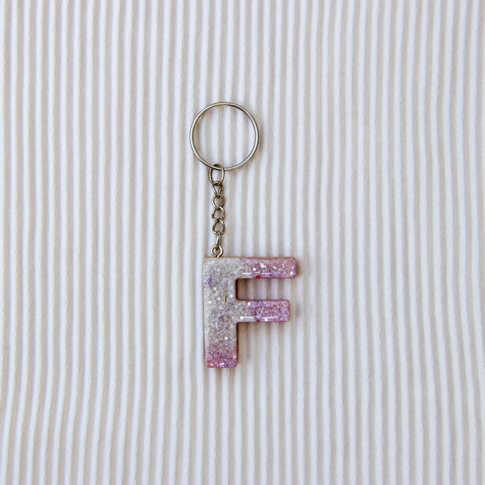 Porte-clés lettre F mauve blanc paillettes