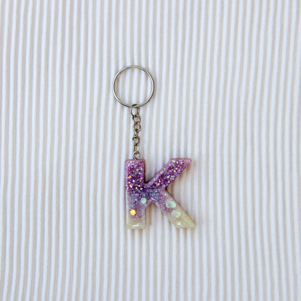Porte-clés lettre K mauve crème paillettes
