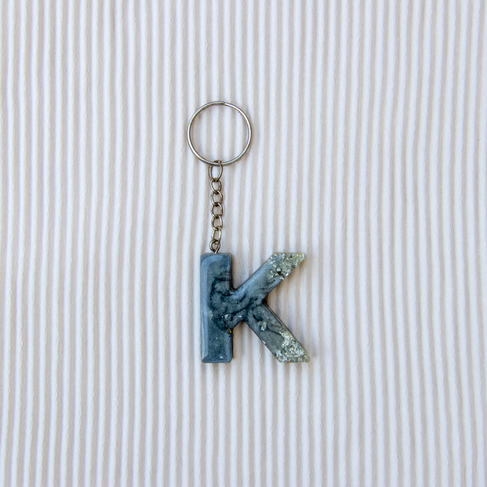 Porte-clés lettre K gris feuilles d'argent