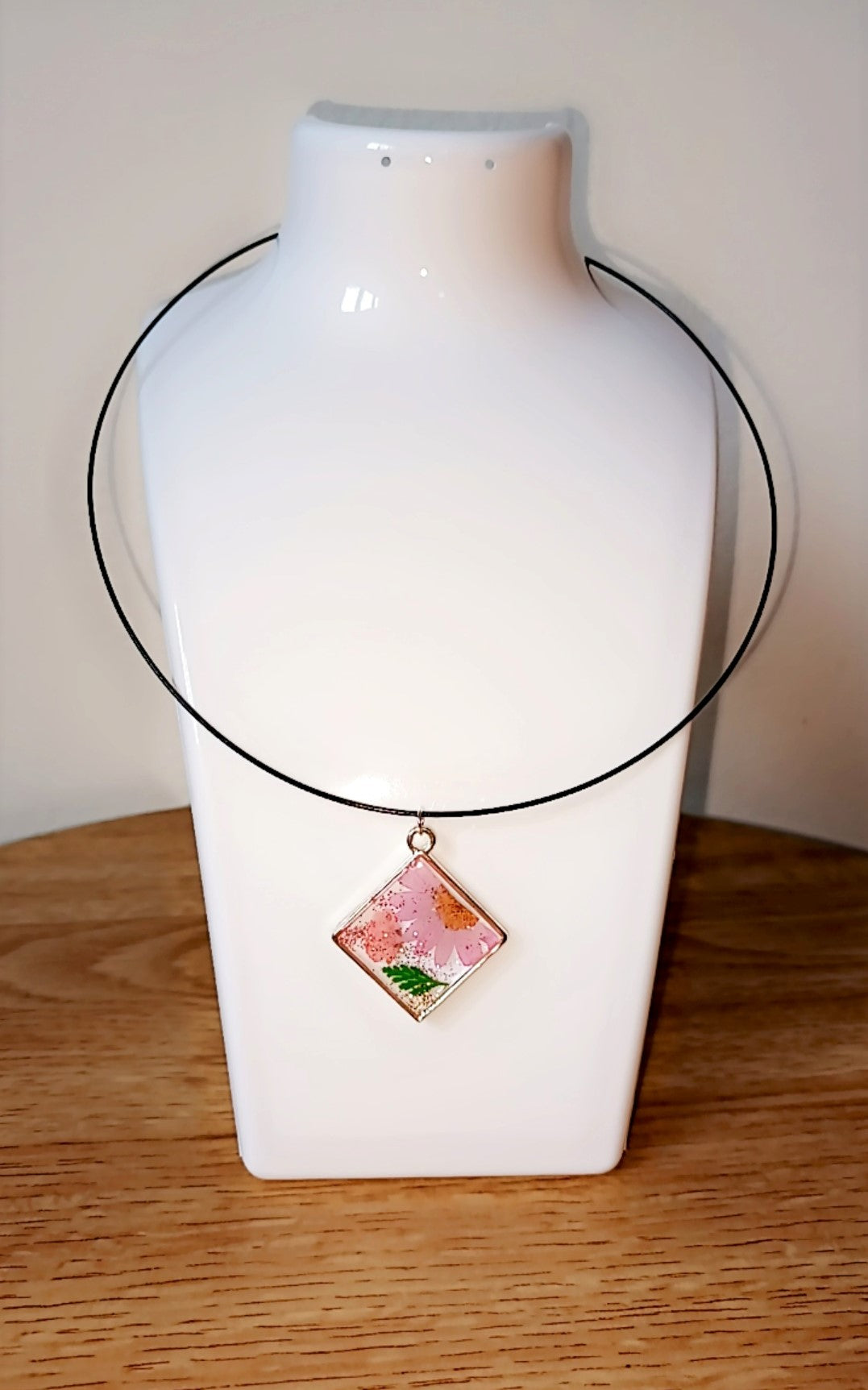 Collier à fleurs rose