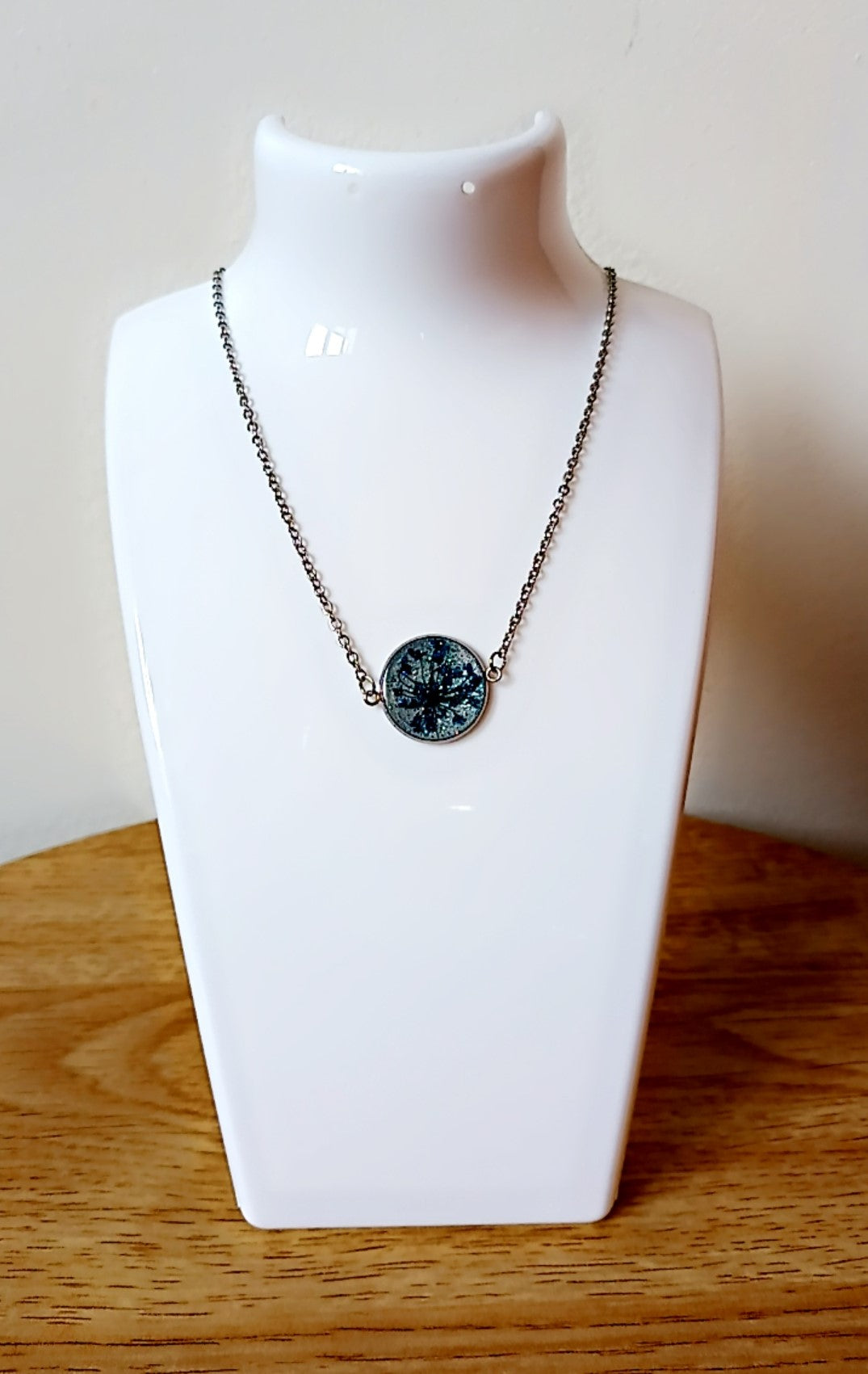 Collier à fleurs bleu