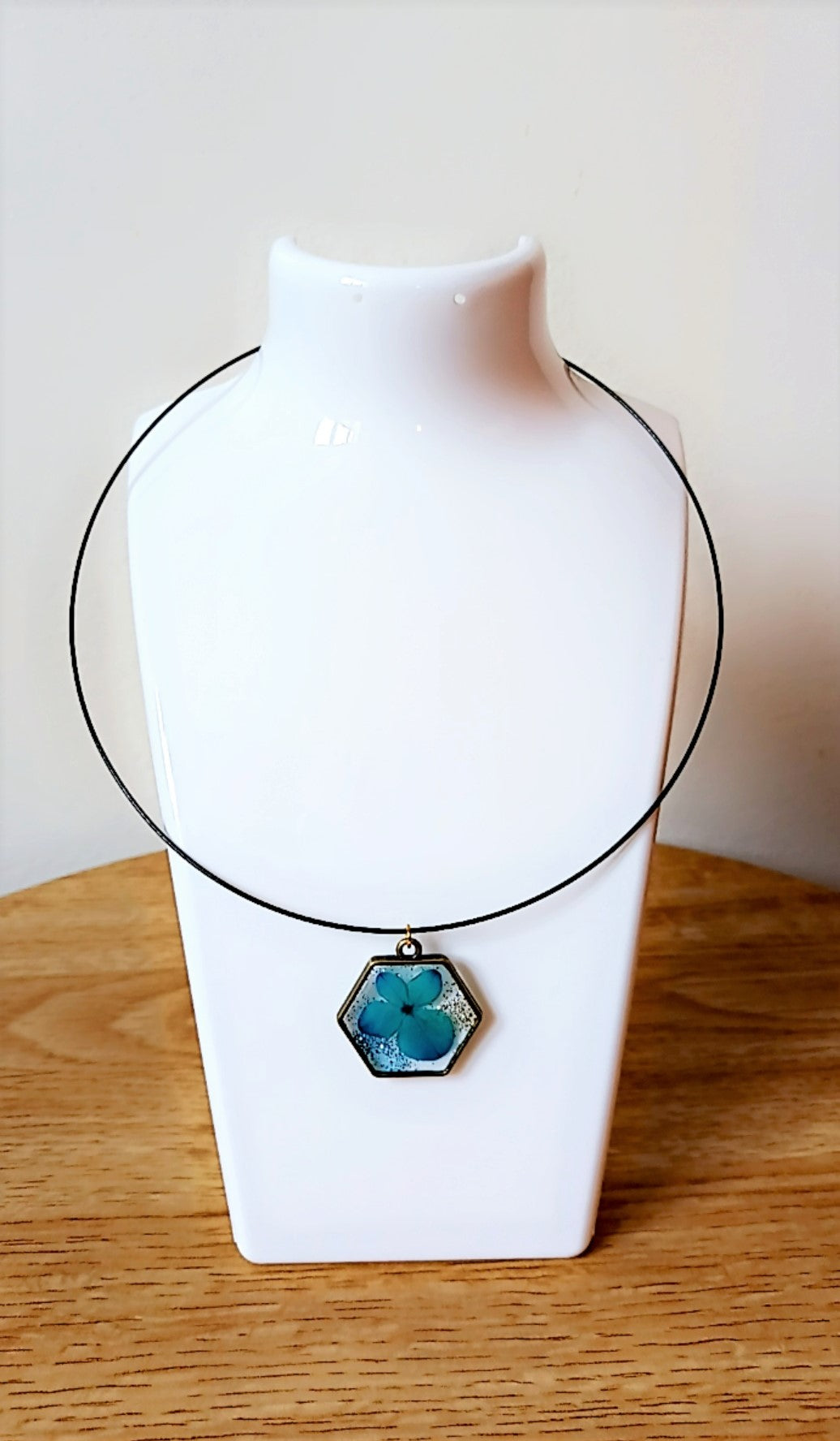 Collier à fleurs bleu