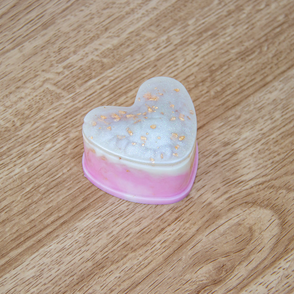 Boîte en forme de cœur rose et pépite d'or