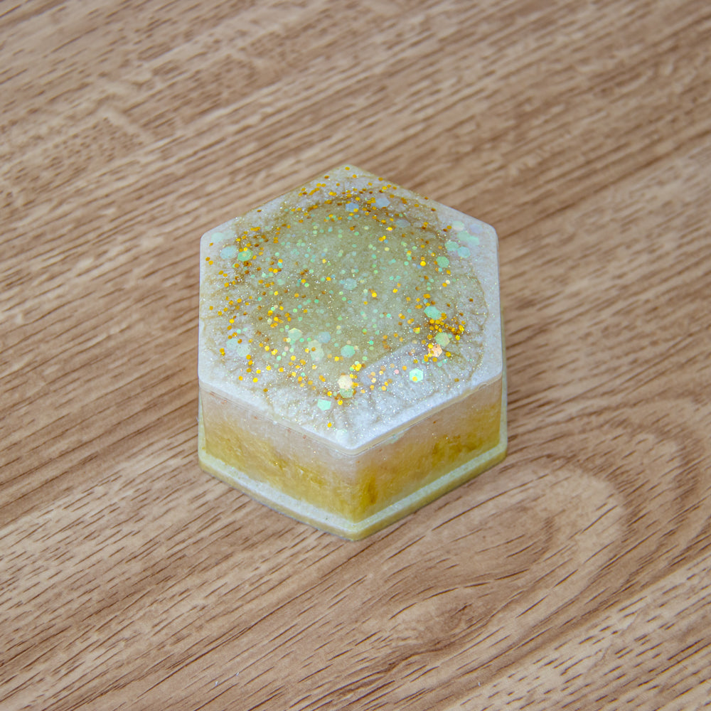 Boîte hexagone blanche et jaune