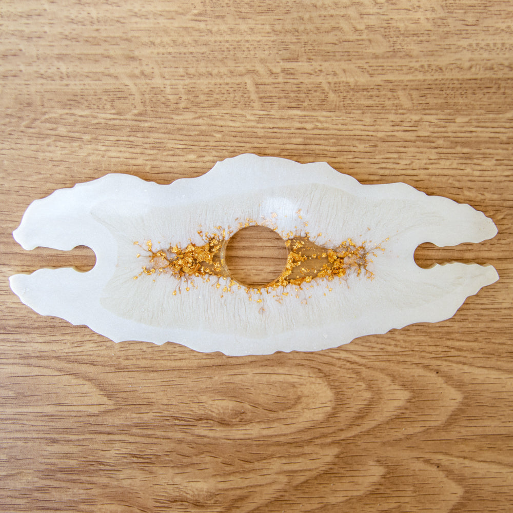 Support verres sur bouteille blanc et feuilles d'or