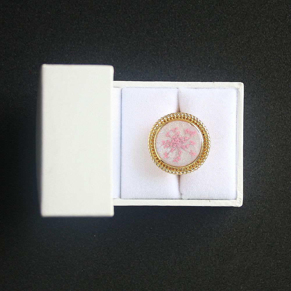 Bague fond blanc avec fleur séchée rose