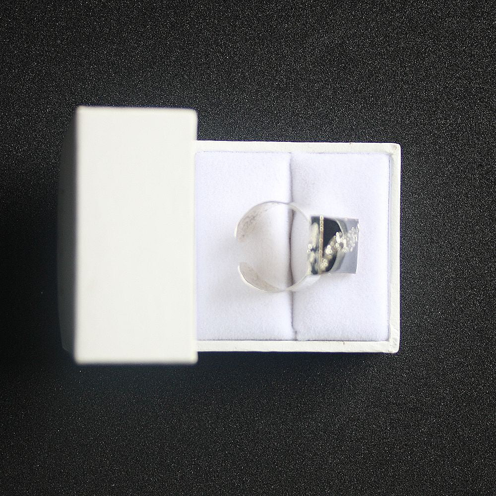 Bague fond noir avec pepites argent