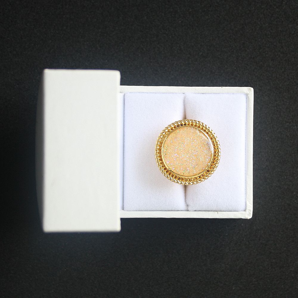 Bague fond blanc avec paillettes