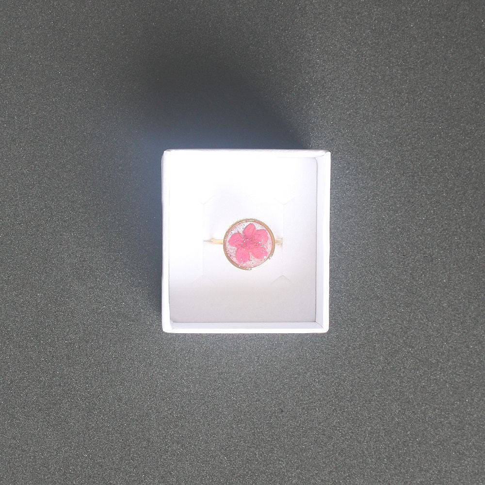 Bague rose avec fleur séchée