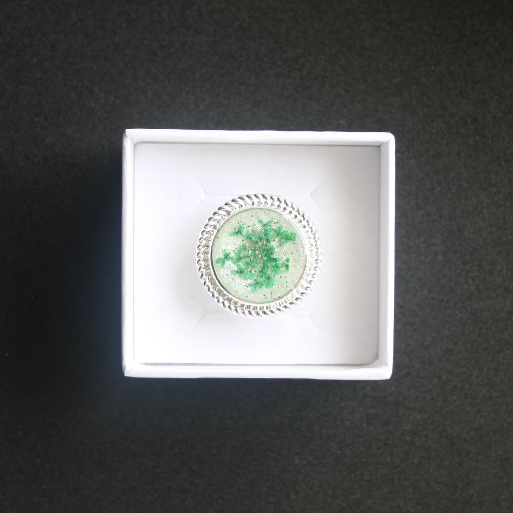 Bague fond blanc pailleté avec fleur séchée verte