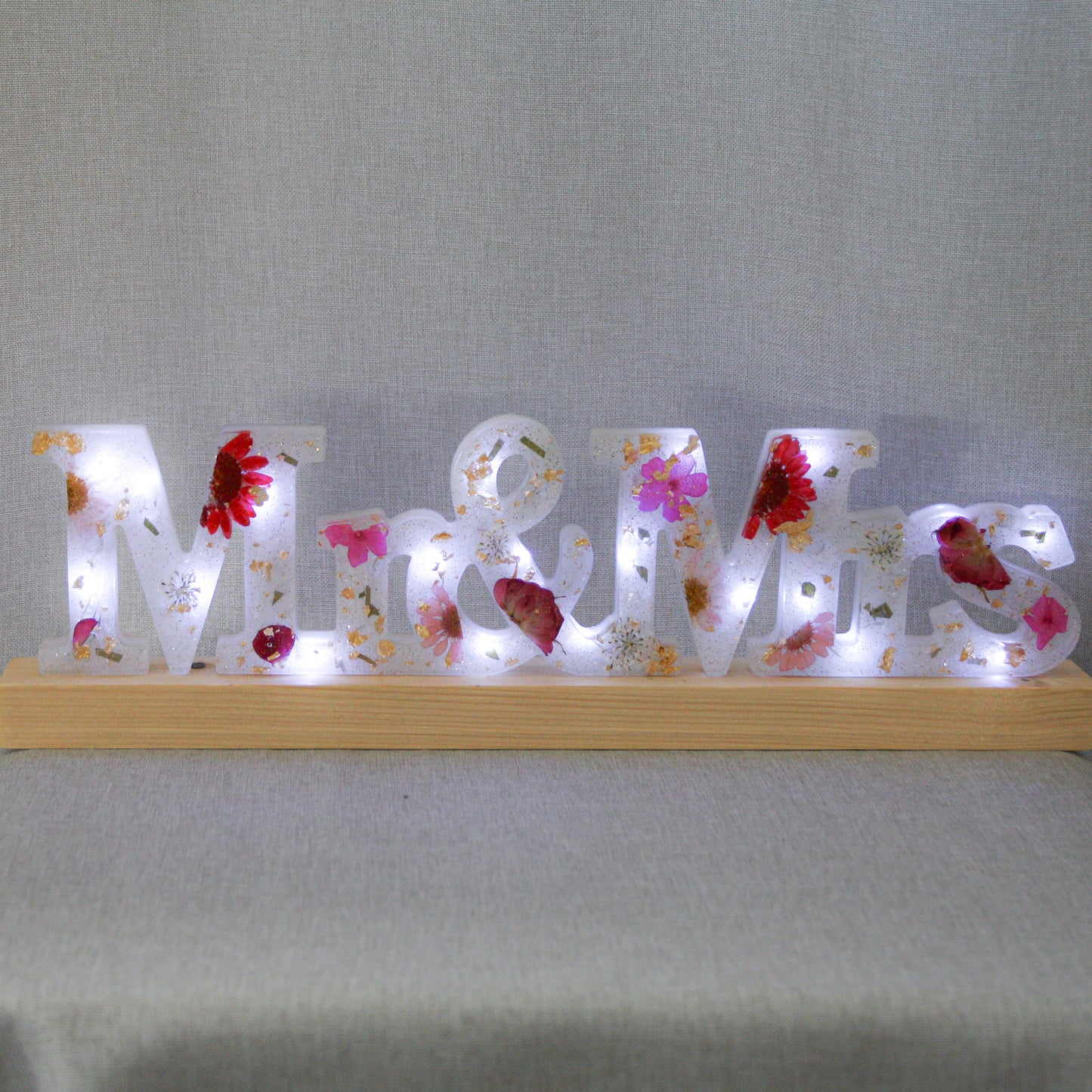 Veilleuse MR & MRS fond blanc avec fleurs séchées