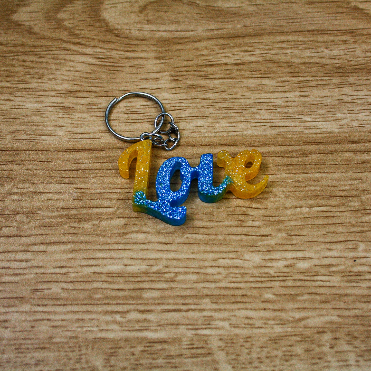 Porte clés " love " bleu et jaune paillettes