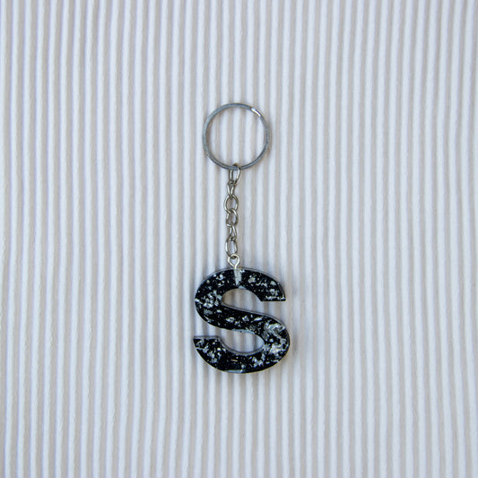 Porte-clés lettre S noir feuilles d'argent