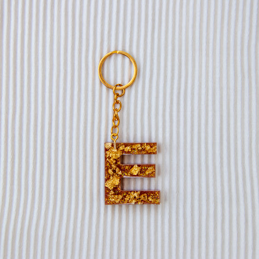 Porte-clés lettre E marron feuilles d'or